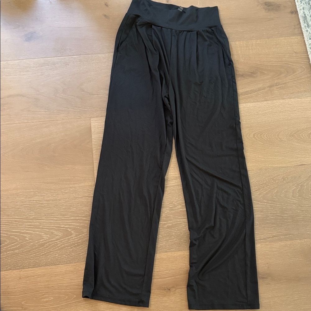 Vuori Lux At Ease Straight In Black - Picture 4 of 6